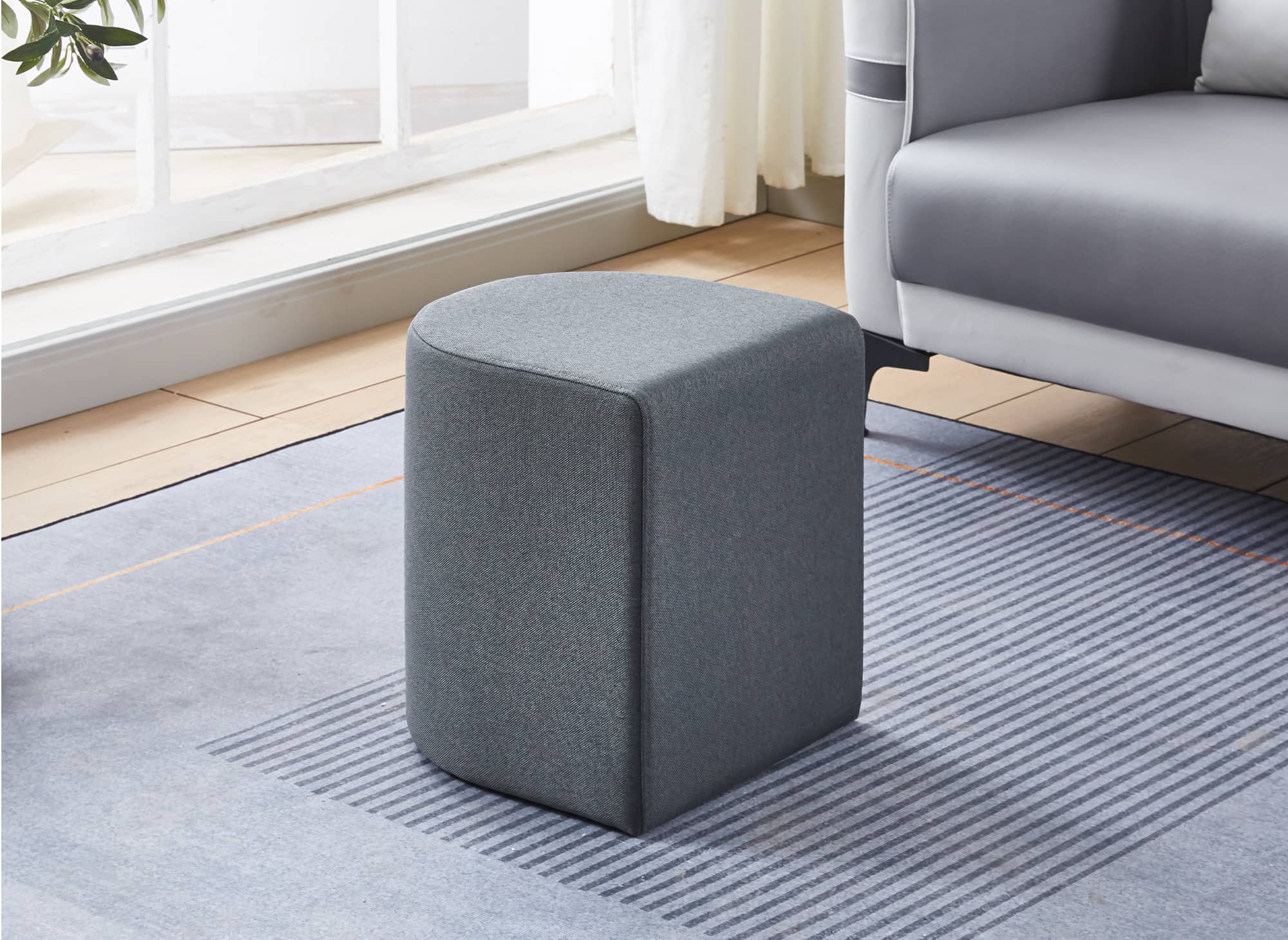 Ensemble table basse couleur bois avec 2 poufs en tissu gris foncé JUDITH