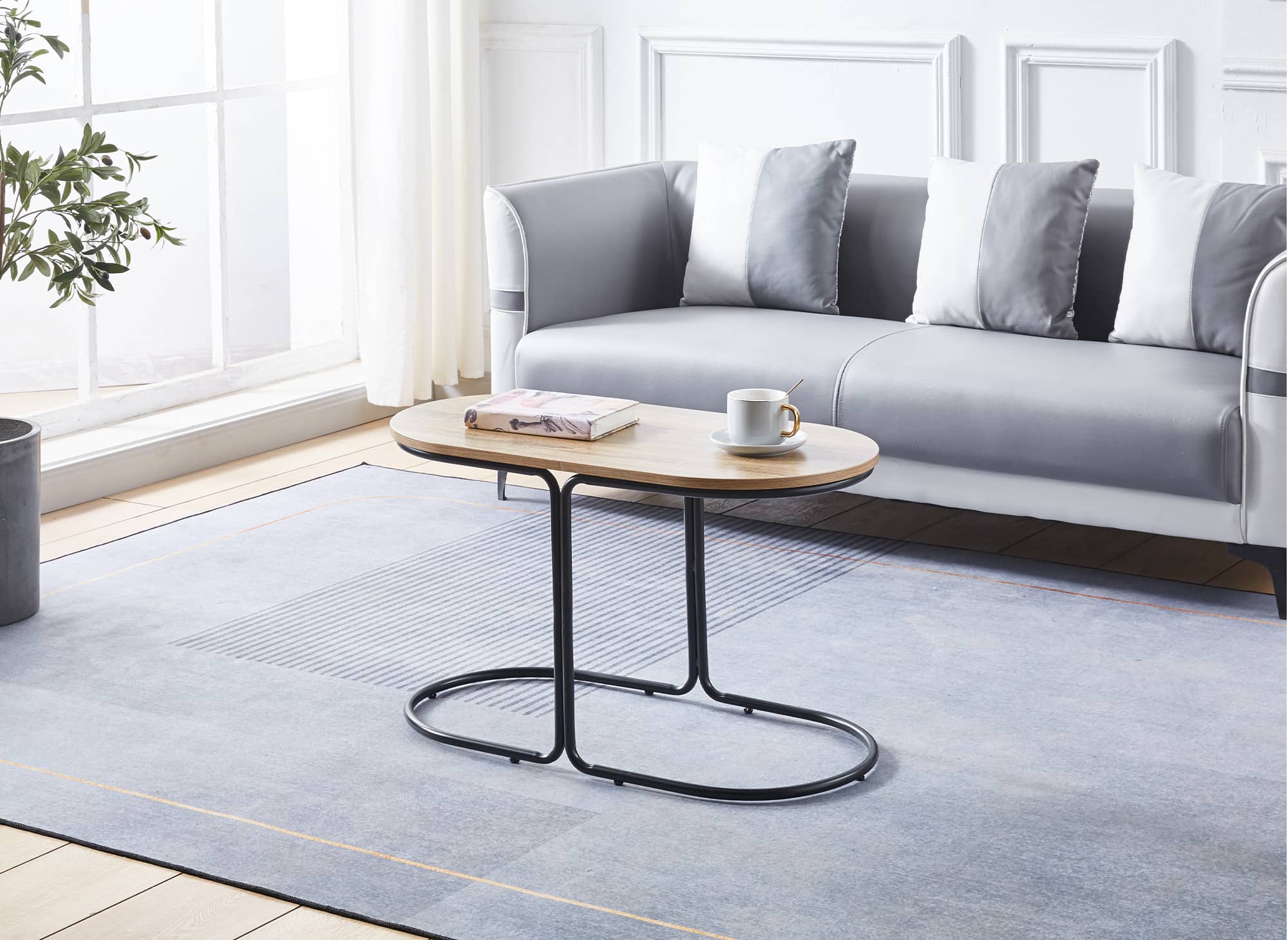 Ensemble table basse couleur bois avec 2 poufs en tissu gris foncé JUDITH
