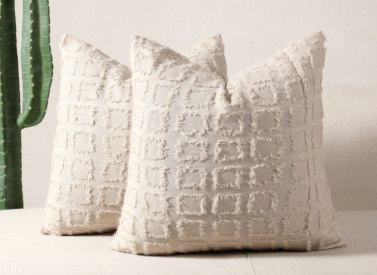 Coussin beige à formes carrées texturées 45x45 cm ELVIO - DécoInParis