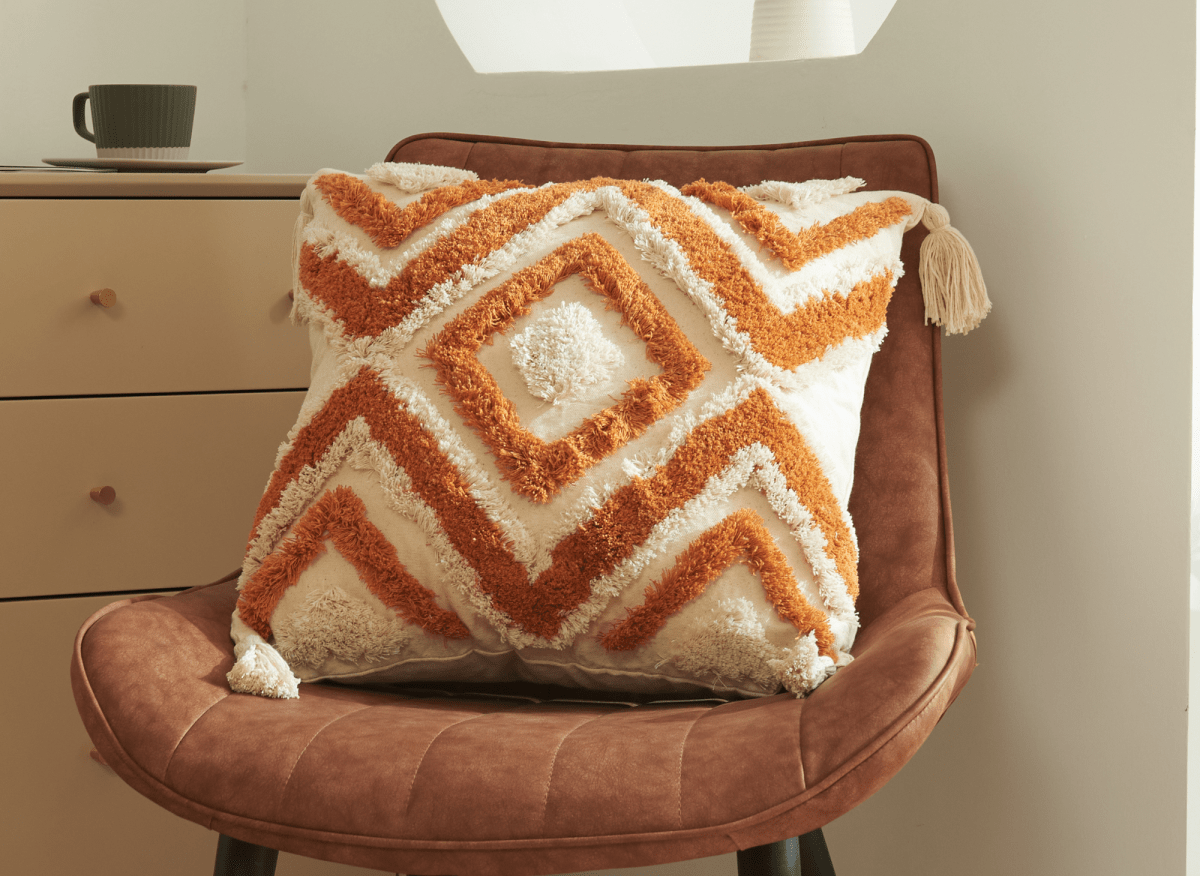 Coussin beige à motif losange orange 45x45 cm NIVLA - DécoInParis