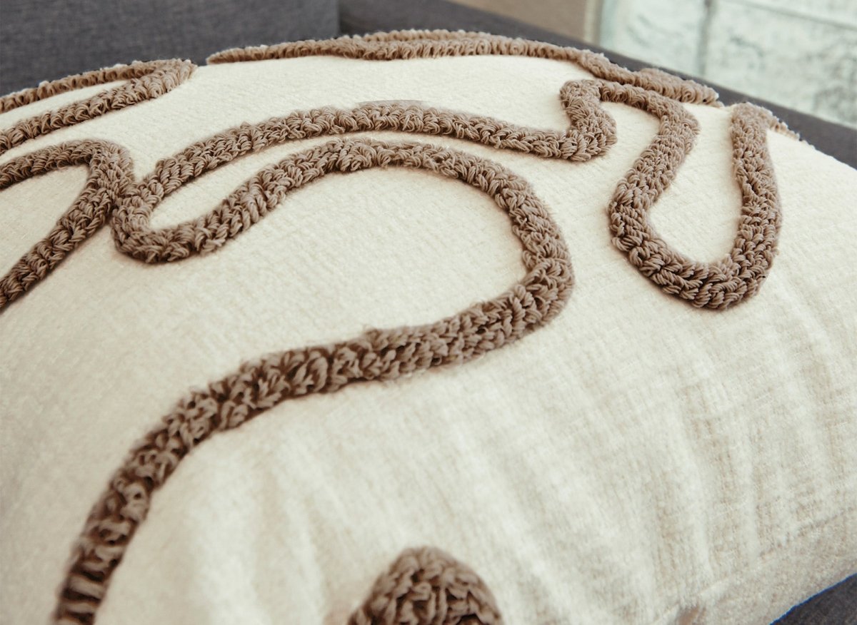 Coussin beige à motifs marrons 45x45 cm BROOKLYN - DécoInParis