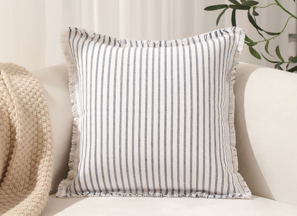 Coussin blanc à rayures bleu marine 45x45 cm TALINA - DécoInParis