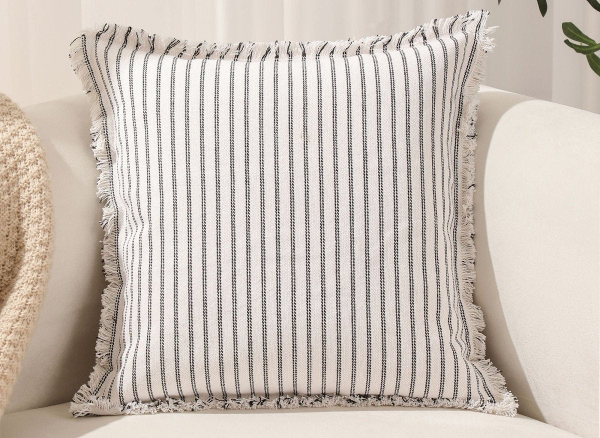 Coussin blanc à rayures noires 45x45 cm TALINA - DécoInParis