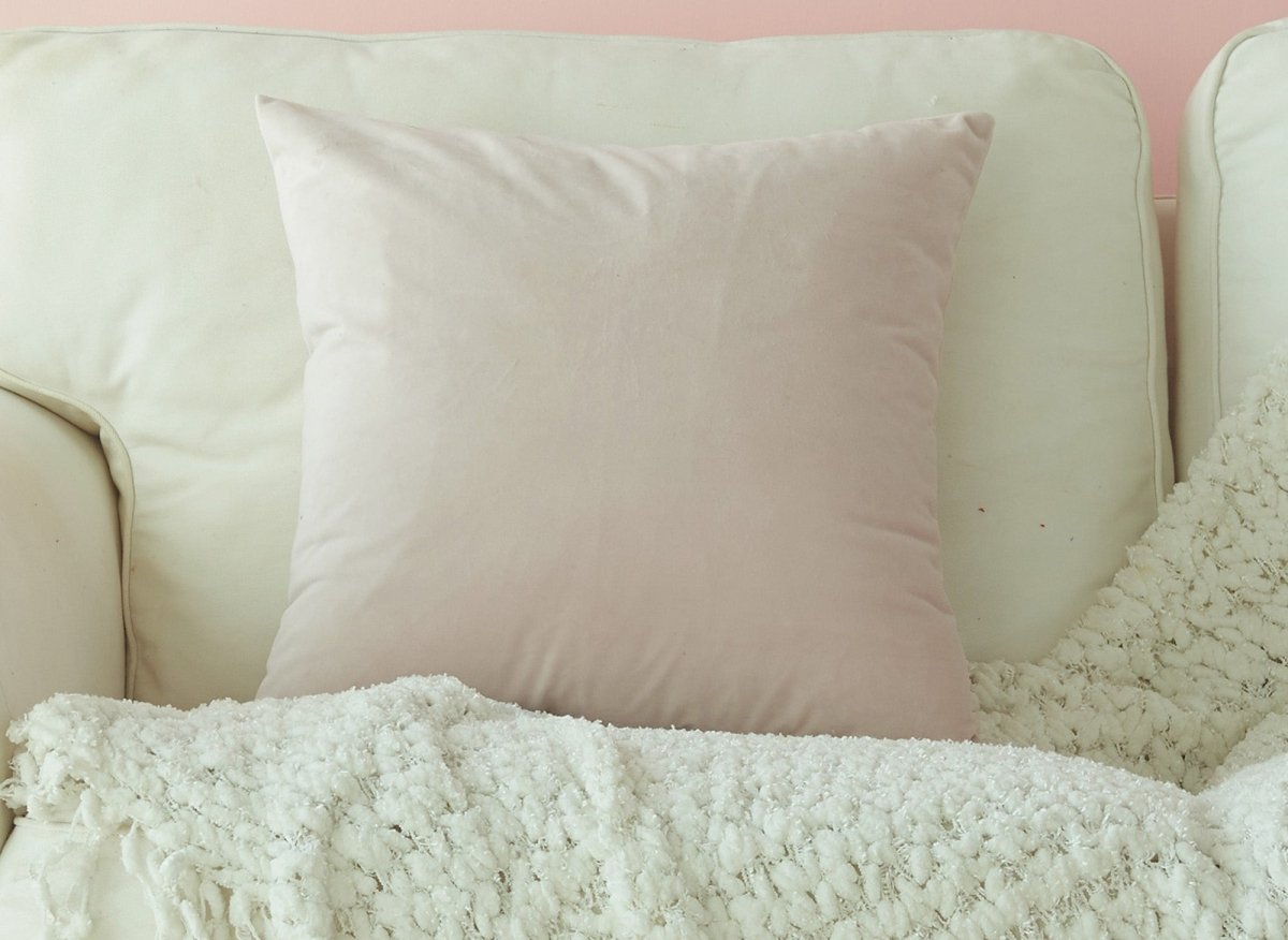 Coussin carré 45x45cm en velours rose TYGA - DécoInParis