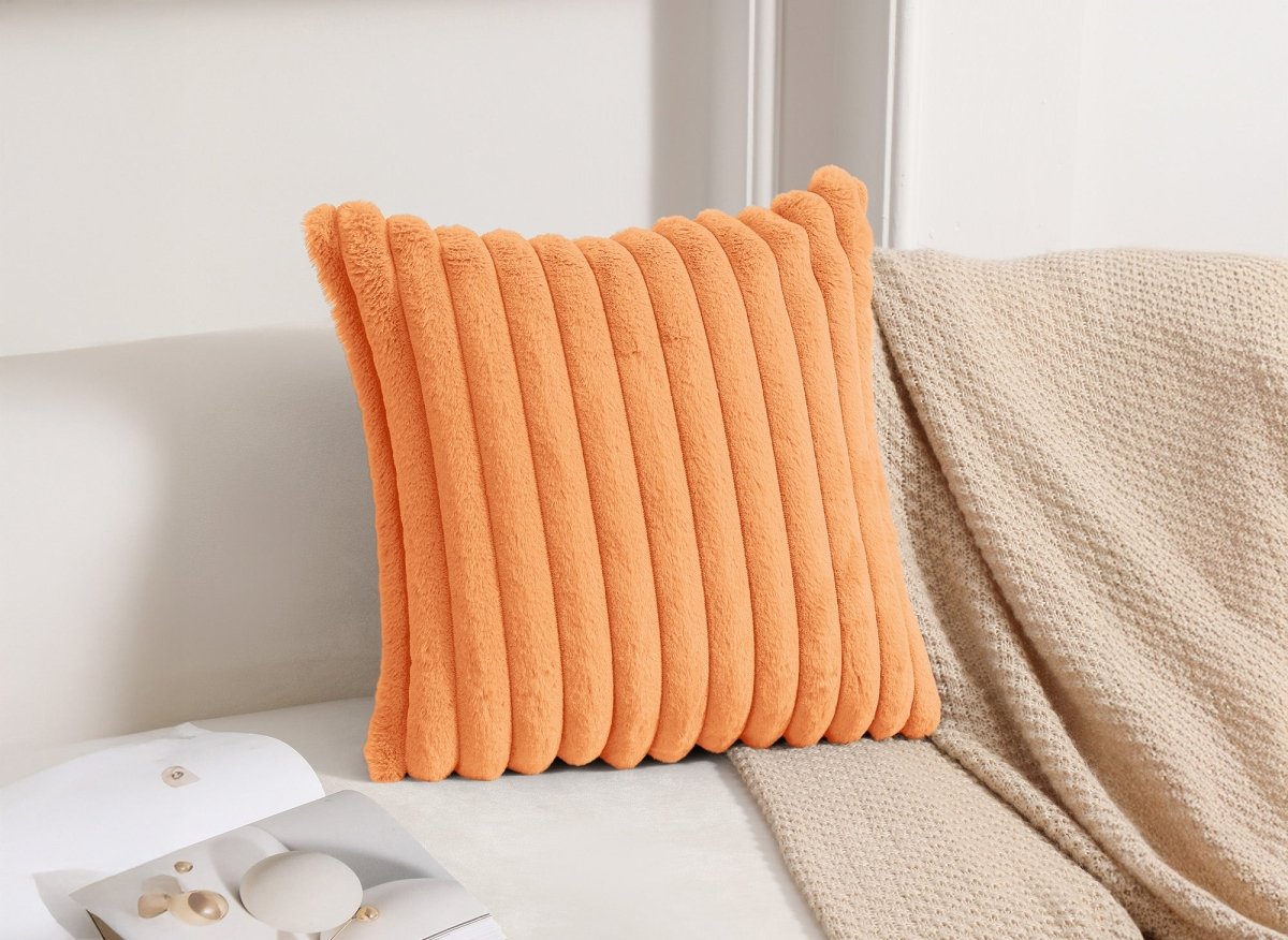 Coussin carré en velours côtelé effet fourrure orange 45x45 cm URBAIN - DécoInParis