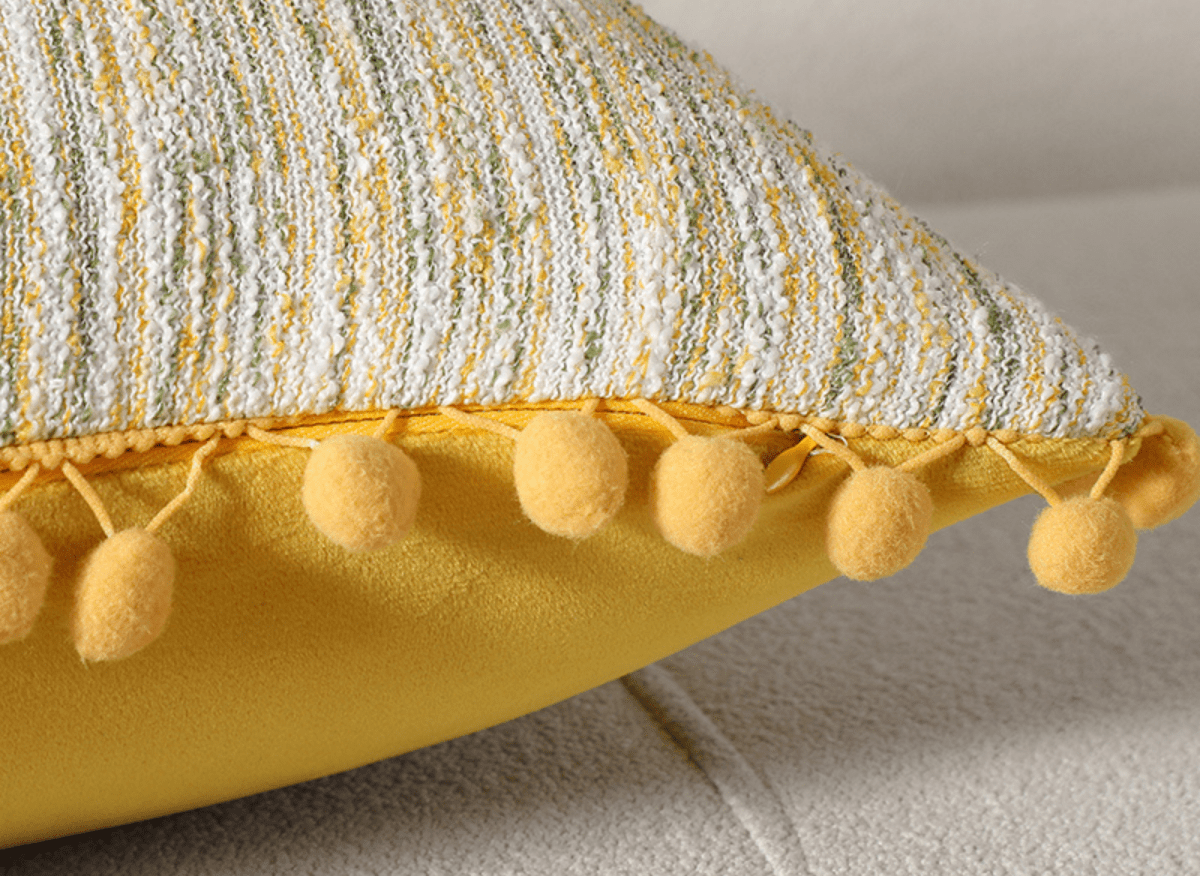 Coussin jaune et beige en tweed avec ponpons 45x45 cm POPINE - DécoInParis