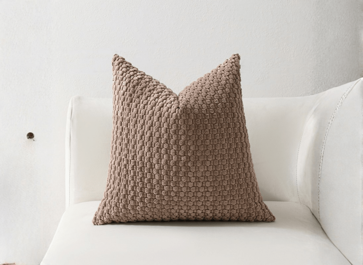 Coussin marron en tissu texturé doux 45x45 cm DUNE - DécoInParis