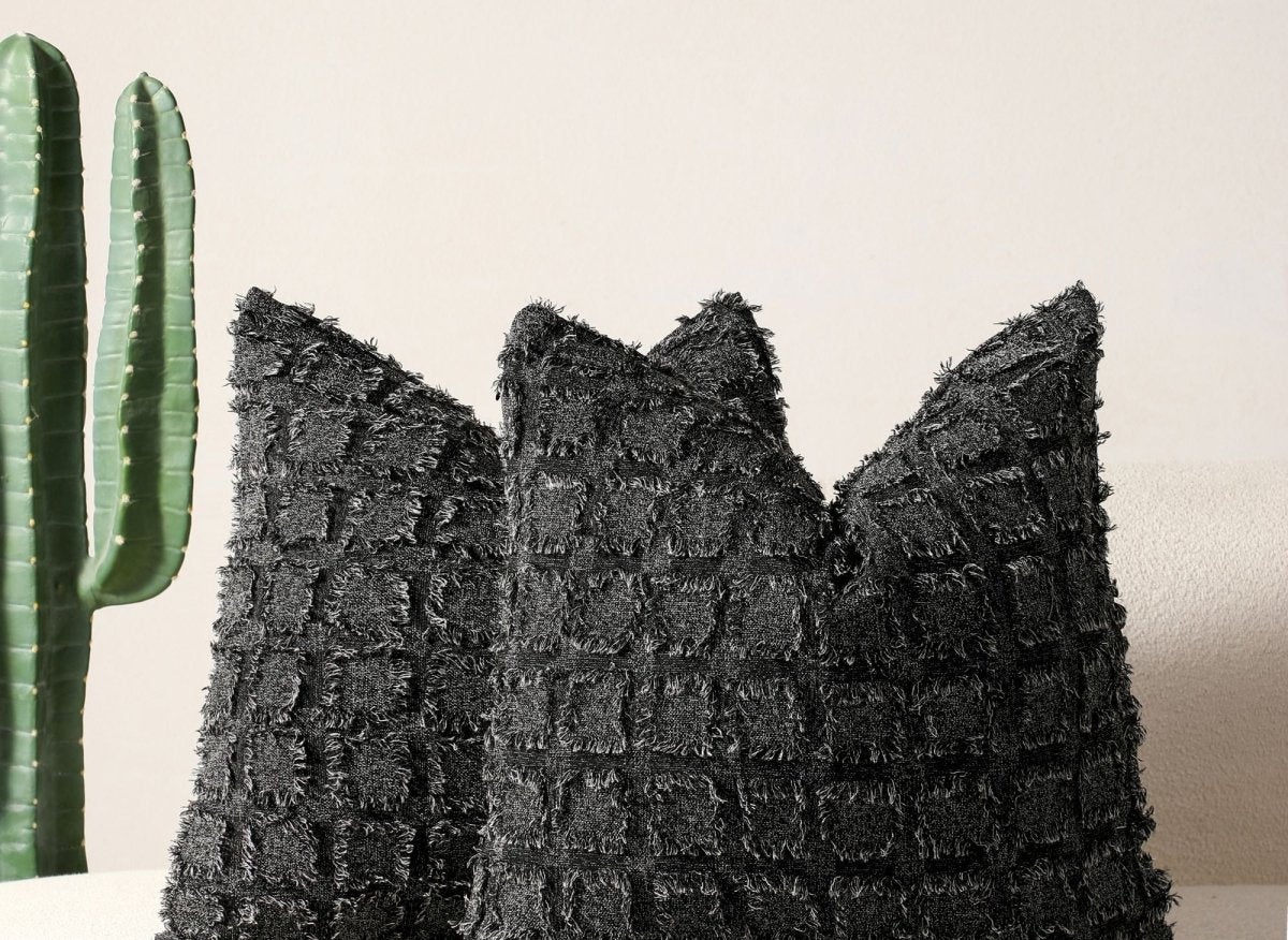 Coussin noir à formes carrées texturées 45x45 cm ELVIO - DécoInParis