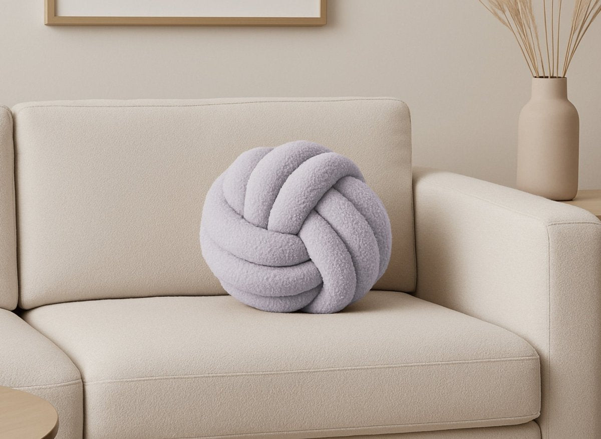 Coussin rond décoratif boule de nœud en effet peau de mouton gris clair NODUS - DécoInParis