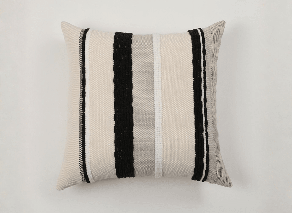 Coussin texturé noir et blanc écru 45x45 cm NEXUS - DécoInParis