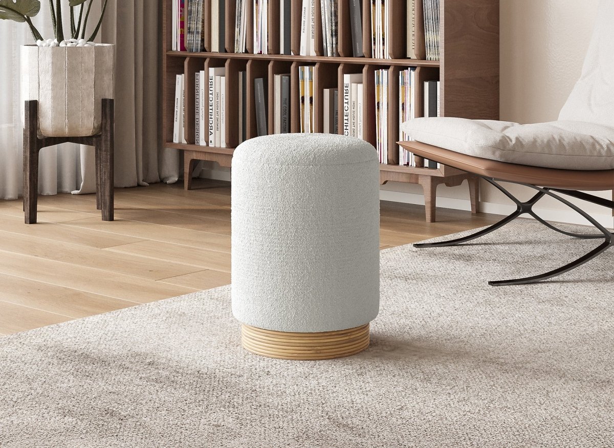 Pouf en tissu effet peau de mouton blanc écru et bois TANY - DécoInParis