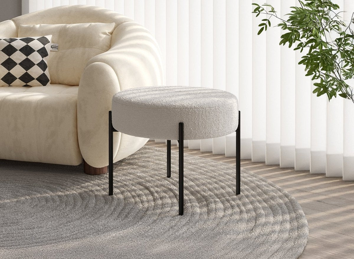 Pouf en tissu effet peau de mouton blanc écru et pieds en métal noir LEYAN - DécoInParis