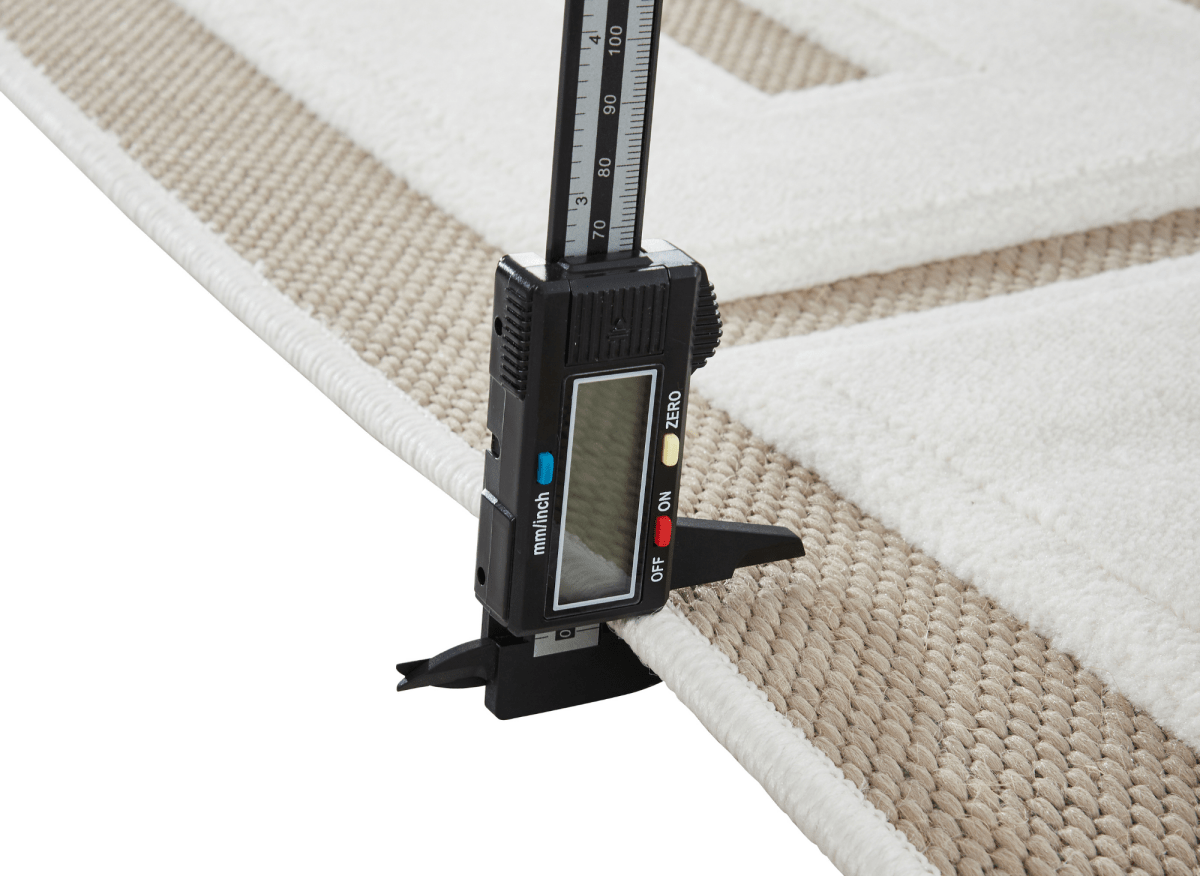 Tapis beige foncé à lettres beiges 160 x 230 cm KEZIA - DécoInParis