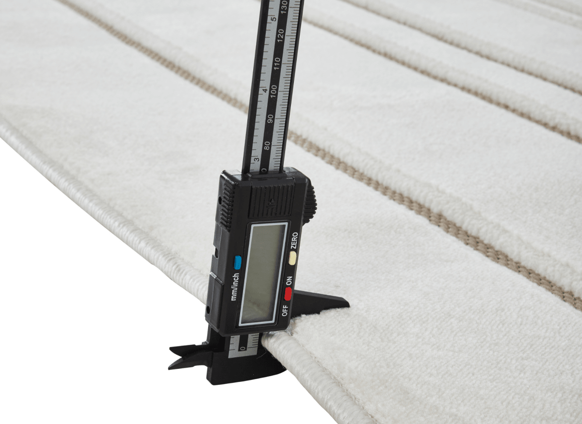 Tapis blanc écru à lignes asymétriques beiges 200 x 290 cm AYLAN - DécoInParis