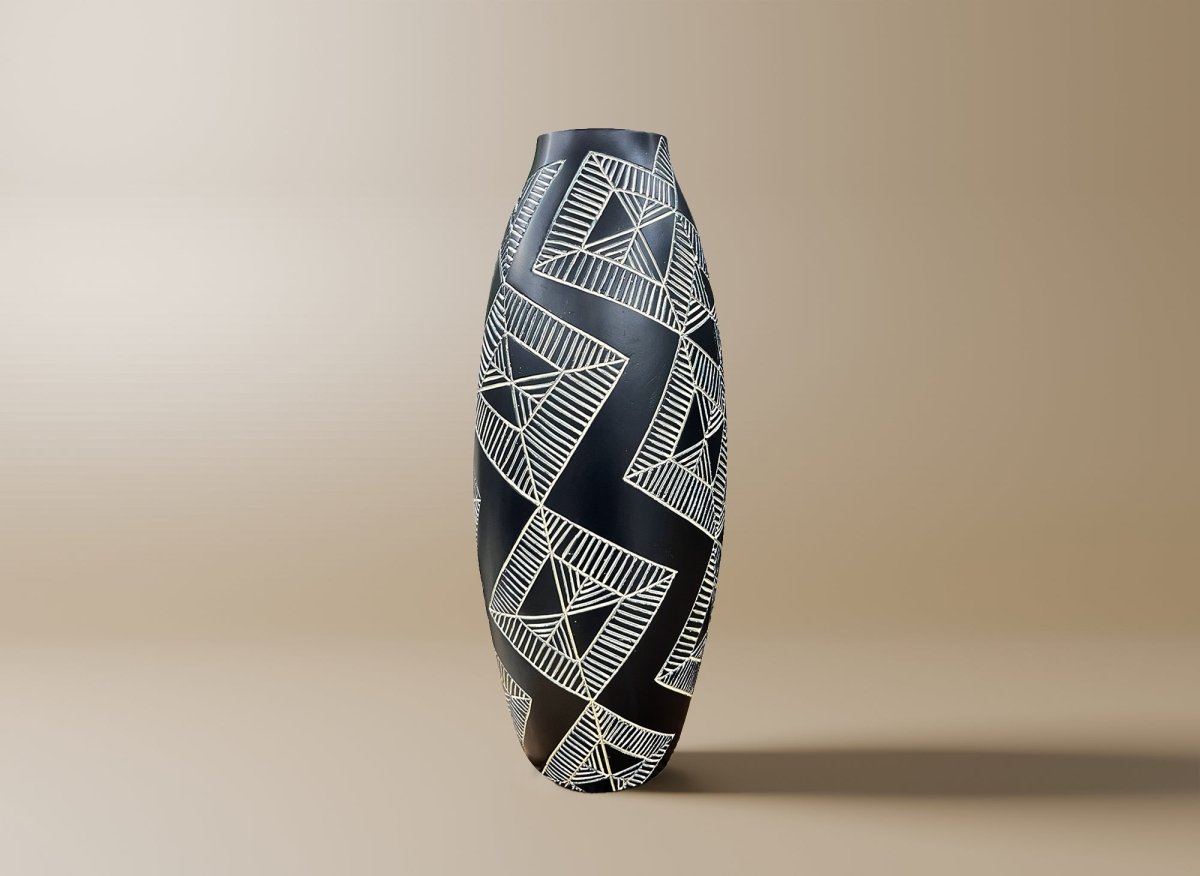 Vase ethnique en polyrésine noir et blanc H43 cm MAORI - DécoInParis