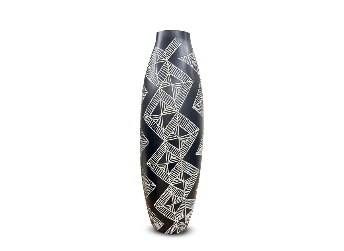 Vase ethnique en polyrésine noir et blanc H55 cm MAORI - DécoInParis