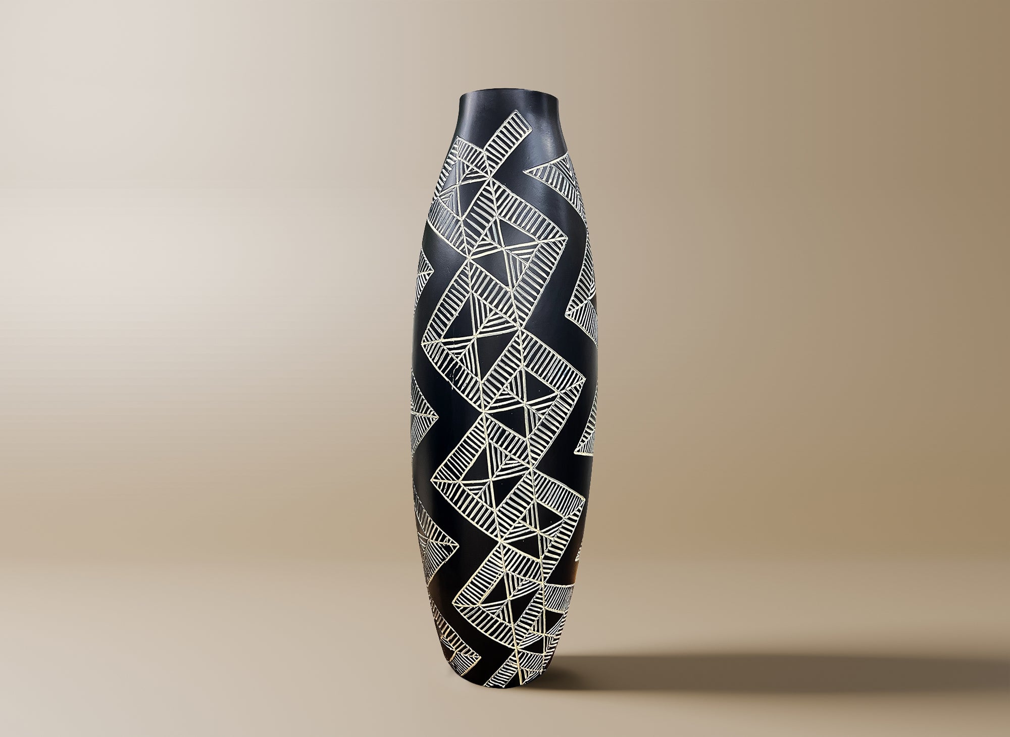 Vase ethnique en polyrésine noir et blanc H55 cm MAORI
