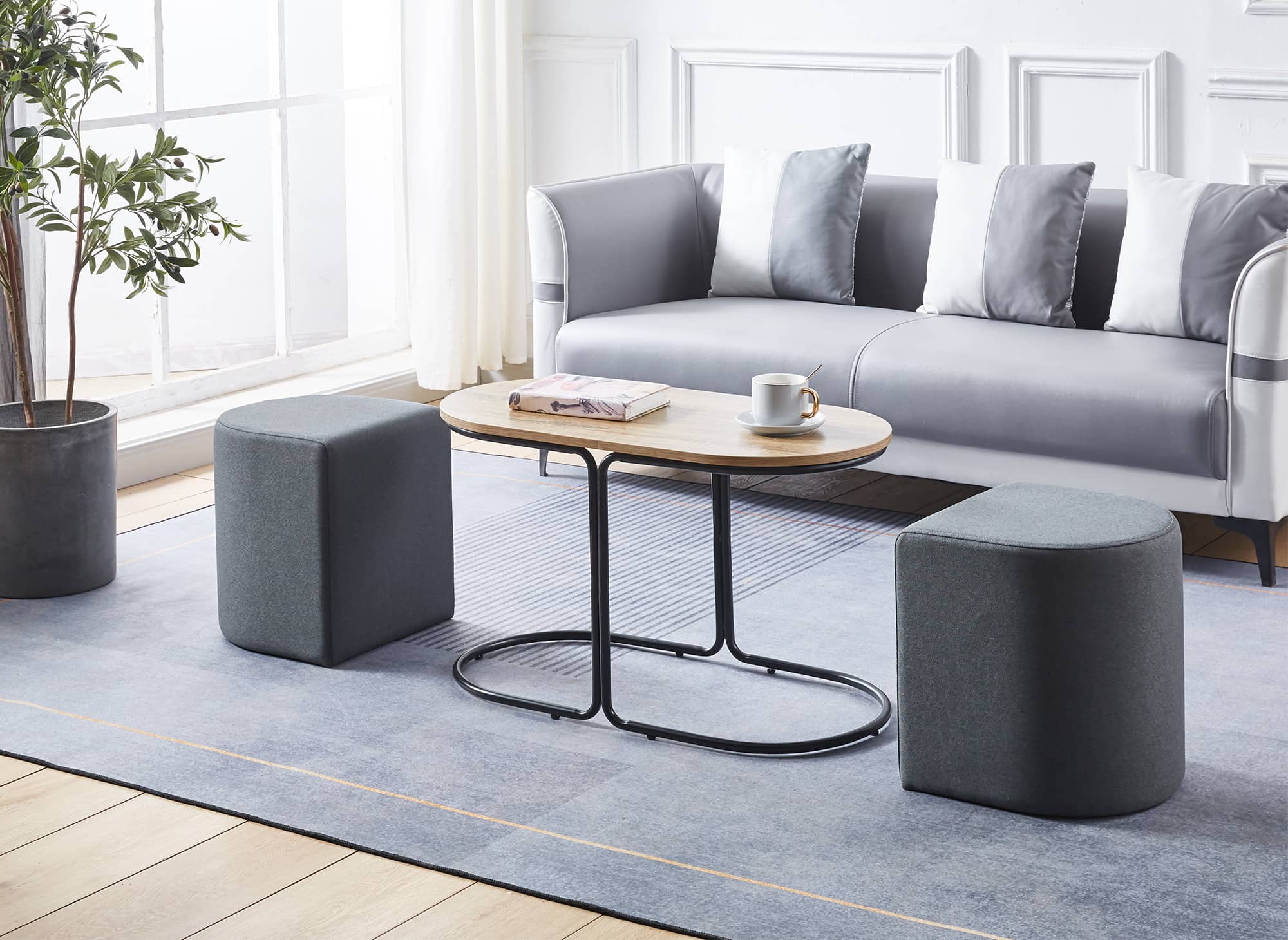 Ensemble table basse couleur bois avec 2 poufs en tissu gris foncé JUDITH