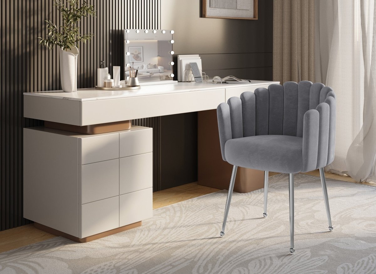 Chaise en velours gris pieds en métal argenté HAYDEN - DécoInParis