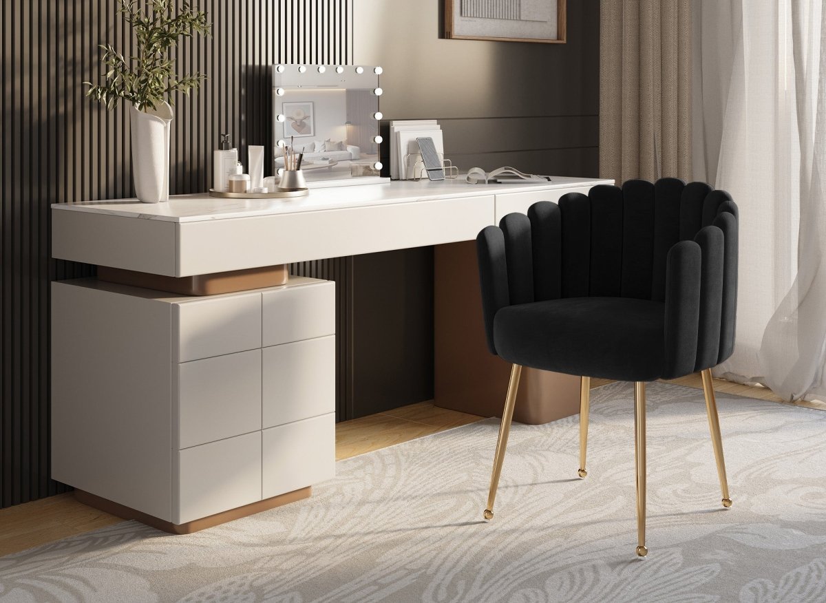 Chaise en velours noir pieds en métal doré HAYDEN - DécoInParis