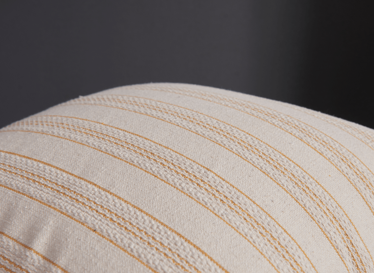 Coussin beige à rayures jaunes texturées 45x45 cm PAVIA - DécoInParis
