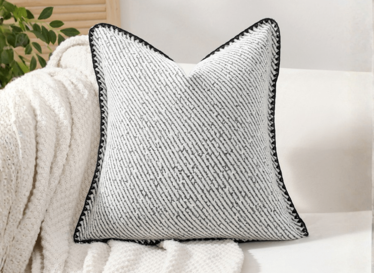 Coussin blanc à rayures et surpiqûres noires 45x45 cm ZIGGY - DécoInParis
