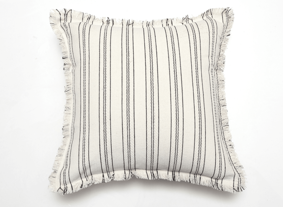 Coussin blanc écru à rayures noires texturées 45x45 cm PAVIA - DécoInParis