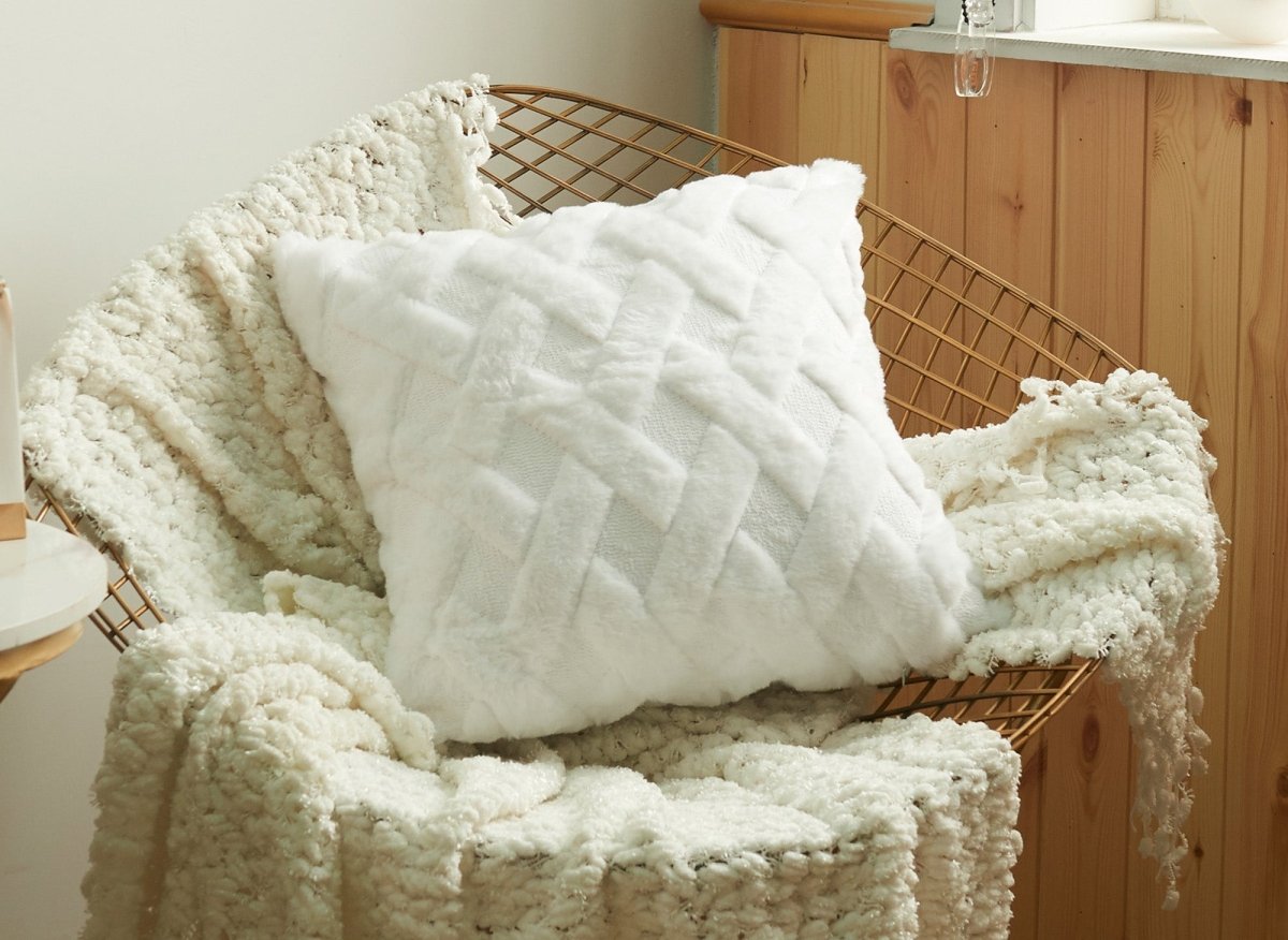 Coussin carré 45x45 cm en tissu à poils effet graphique blanc écru MADALA - DécoInParis