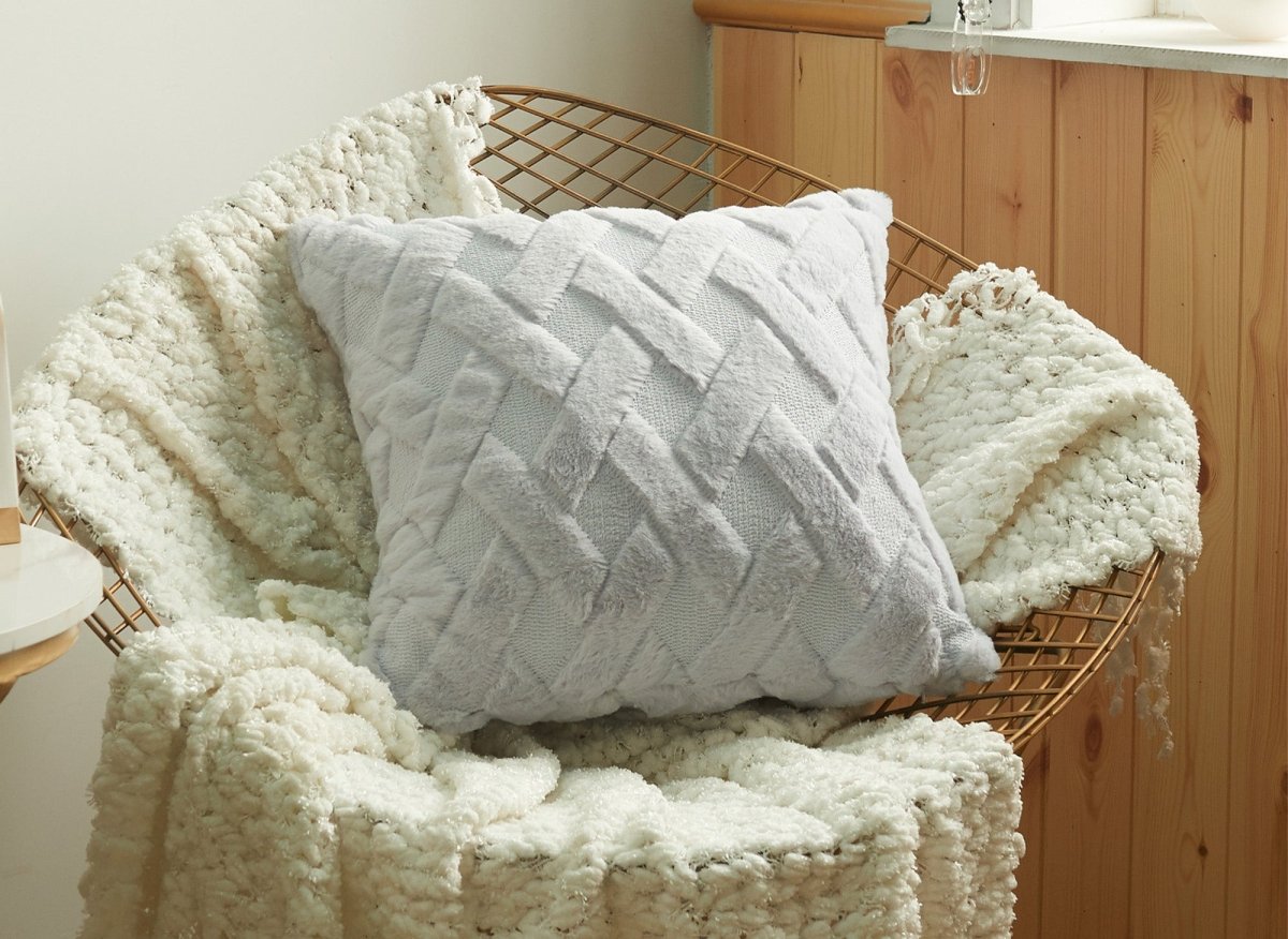 Coussin carré 45x45 cm en tissu à poils effet graphique gris MADALA - DécoInParis