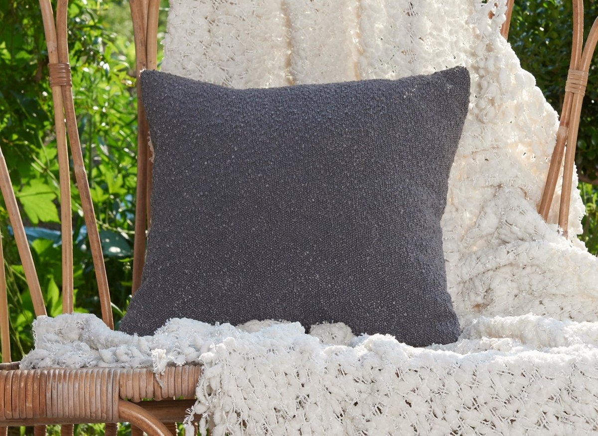 Coussin carré 45x45 cm en tissu effet peau de mouton gris foncé EDEN - DécoInParis