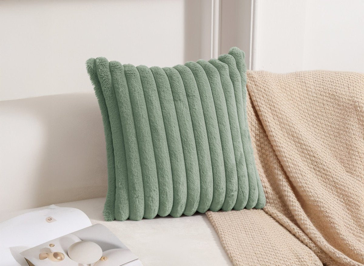 Coussin carré en velours côtelé effet fourrure vert d'eau 45x45 cm URBAIN - DécoInParis