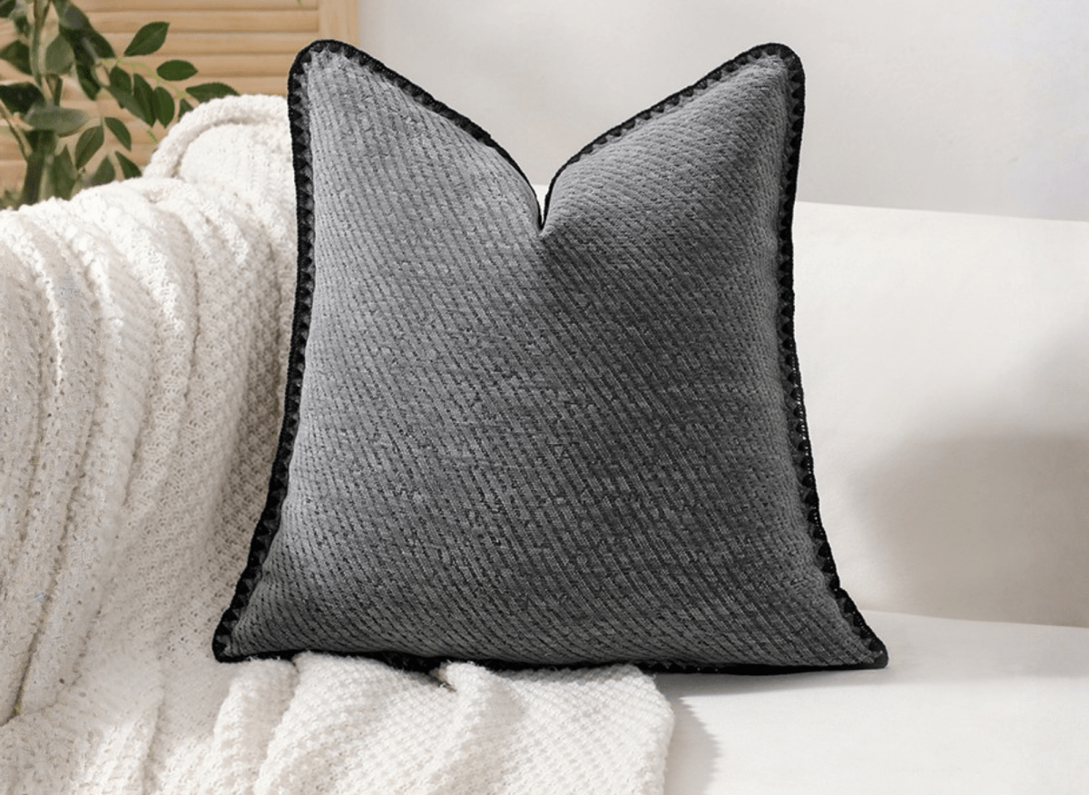 Coussin gris à rayures et surpiqûres noires 45x45 cm ZIGGY - DécoInParis