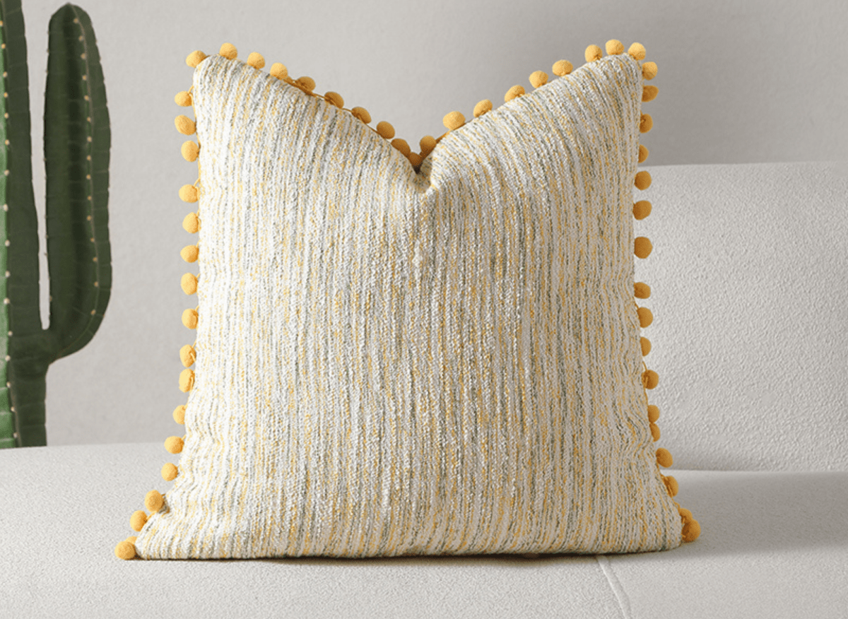 Coussin jaune et beige en tweed avec ponpons 45x45 cm POPINE - DécoInParis