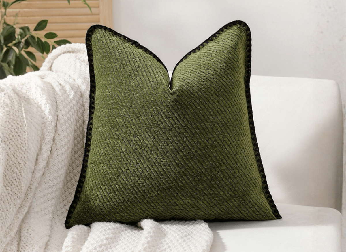 Coussin vert olive à rayures et surpiqûres noires 45x45 cm ZIGGY - DécoInParis