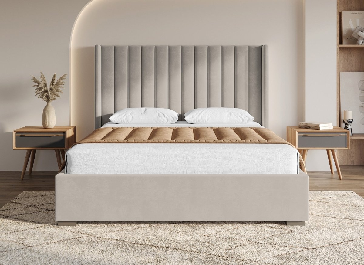 Lit coffre en velours taupe 180x200 cm ALENA - DécoInParis