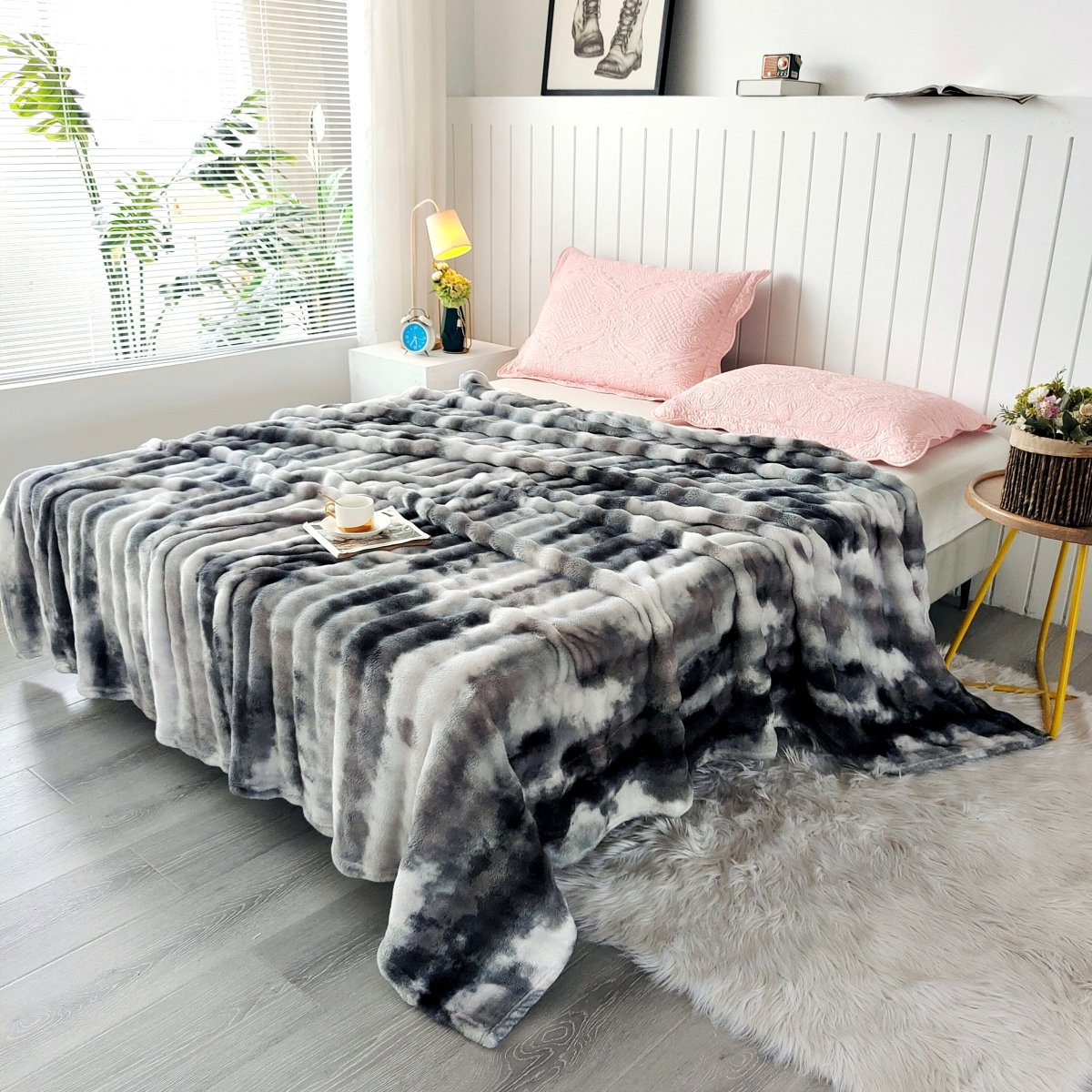 Plaid à poils doux gris 150 x 200 cm PAULA - DécoInParis