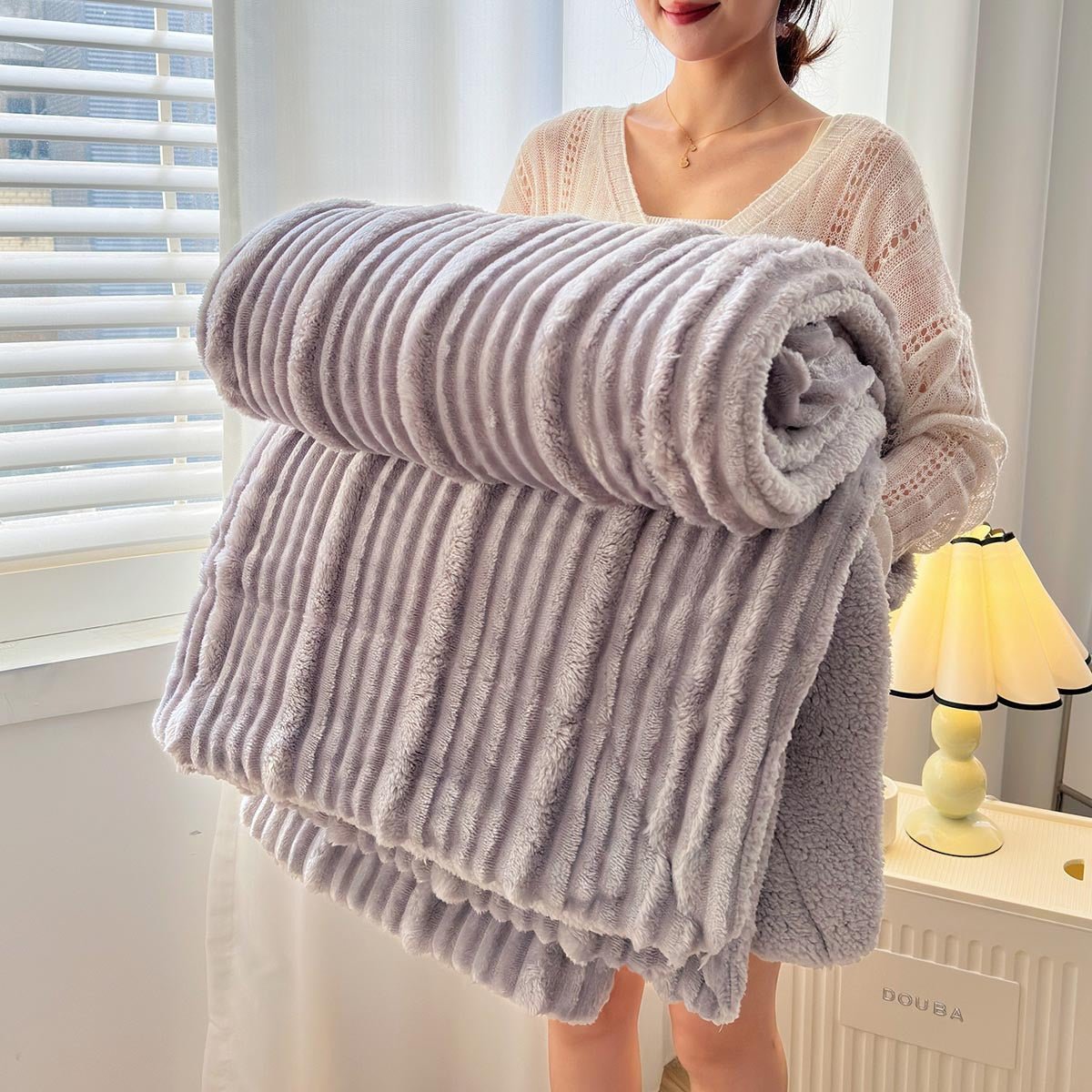 Plaid côtelé doux gris 150 x 200 cm DOUDOU - DécoInParis