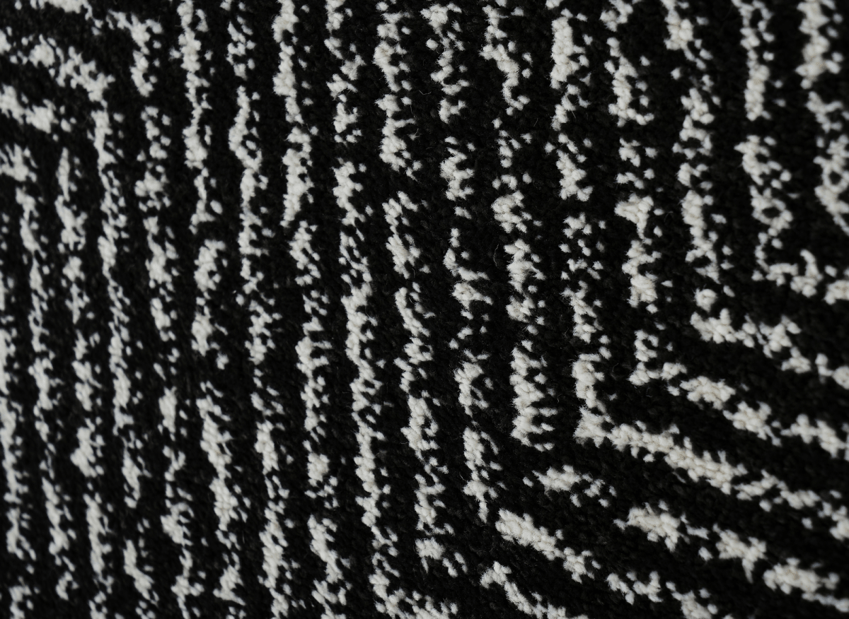 Tapis noir à motifs chevrons blancs 200 x 290 cm AIDA - DécoInParis