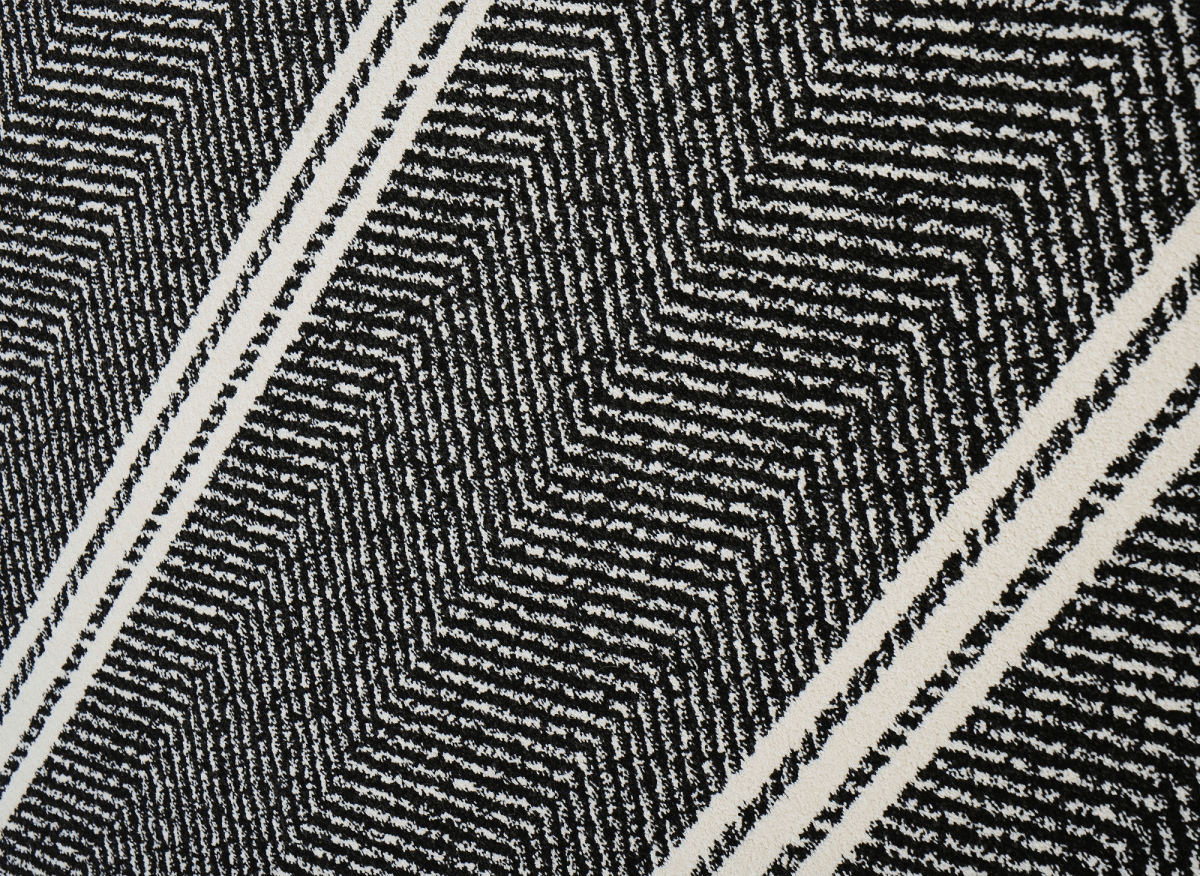 Tapis noir à motifs chevrons blancs 200 x 290 cm AIDA - DécoInParis