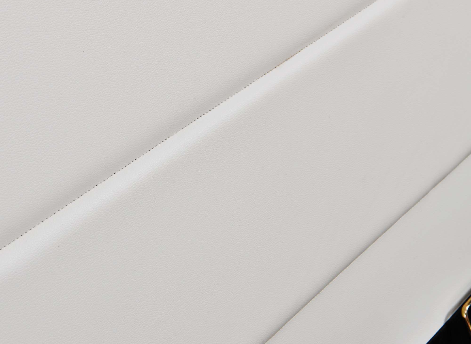Lit coffre en simili cuir blanc avec LED 140x190 cm ELENCE - DIP